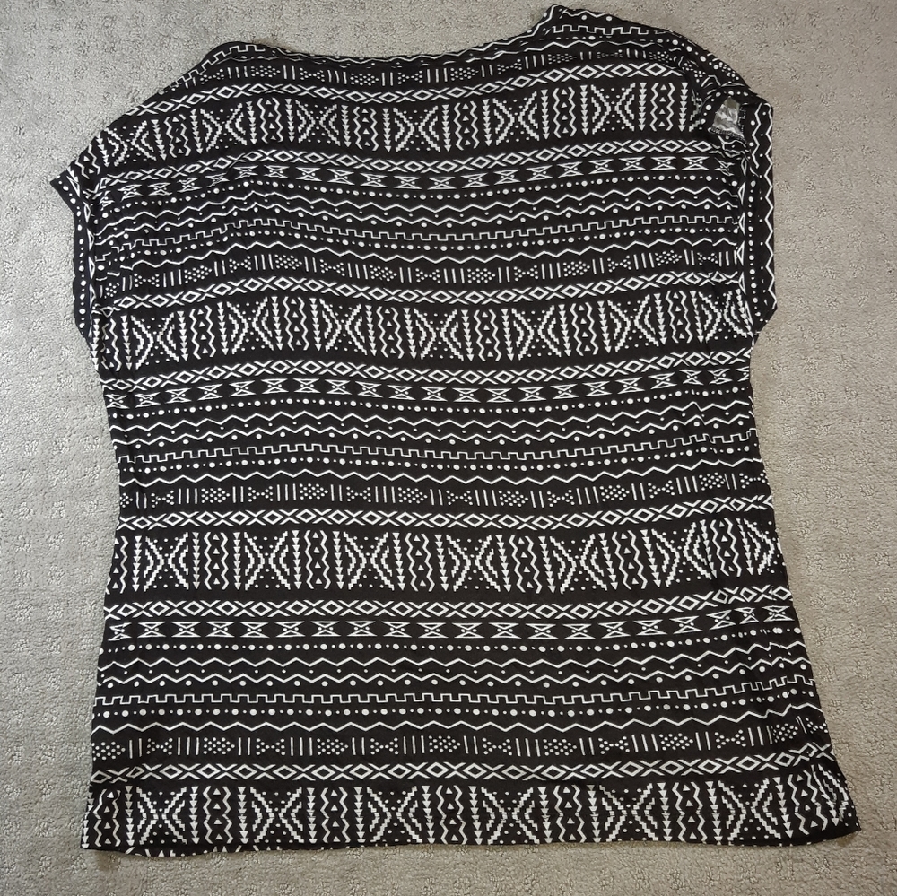 Abstract Line Print Top - Picture 2 of 5